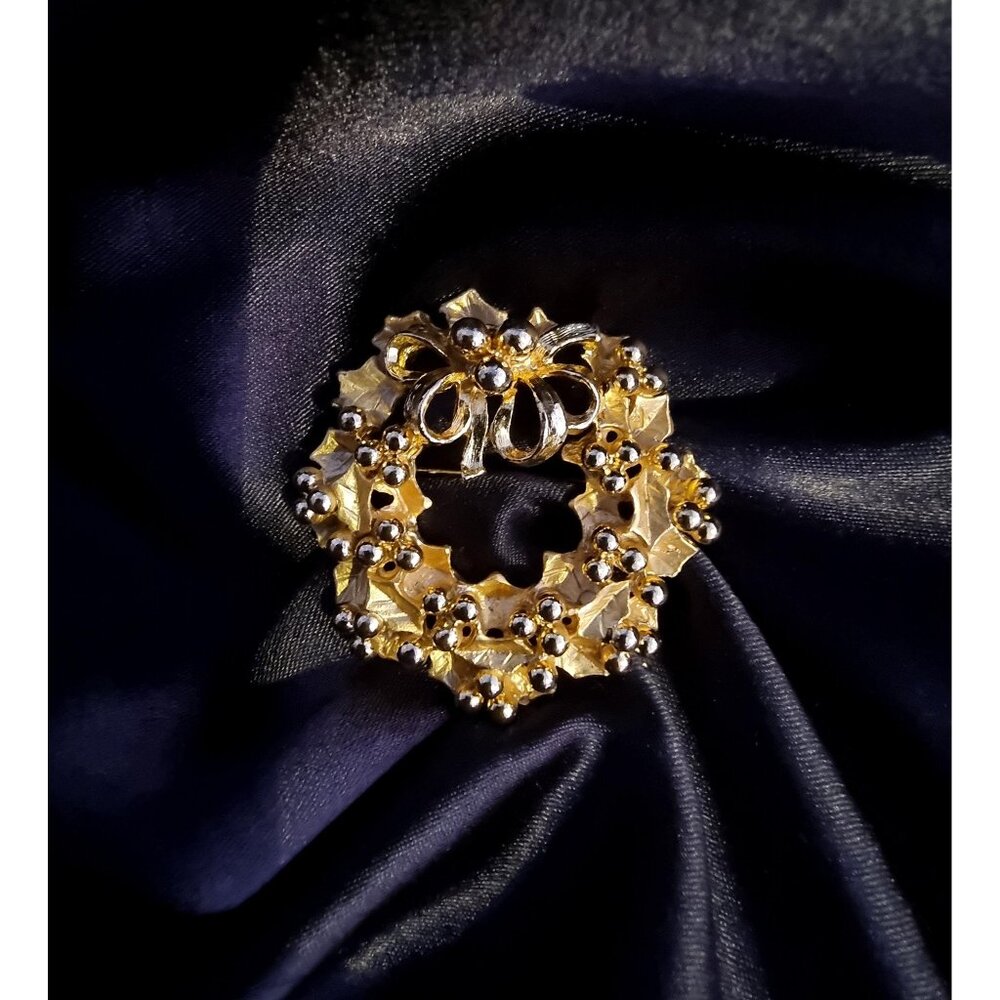 Vintage Gold Tone Christmas Holly and Berries Wreath Brooch Pin
